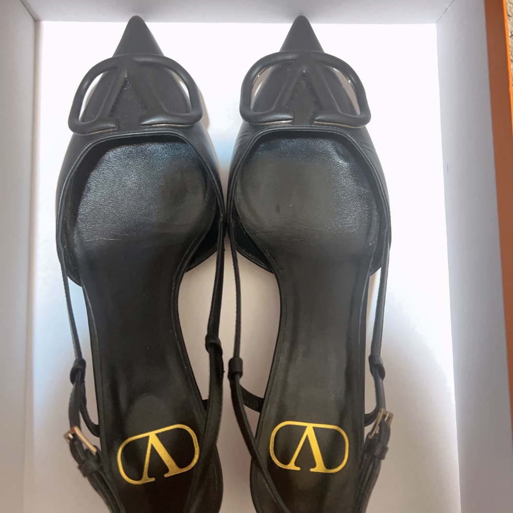 Valentino Black Heeled Shoes with Sleek Design